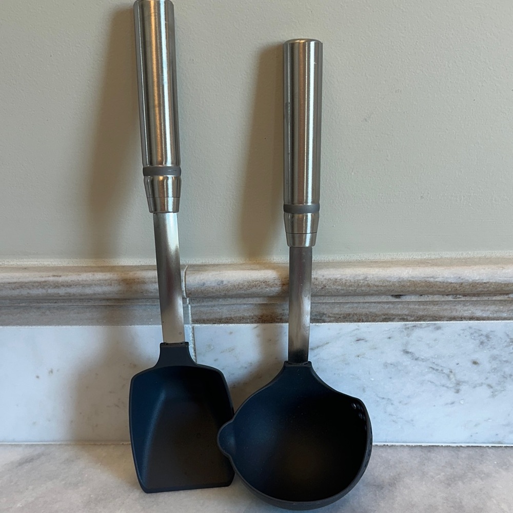 Pampered Chef Black and Silver Spatula